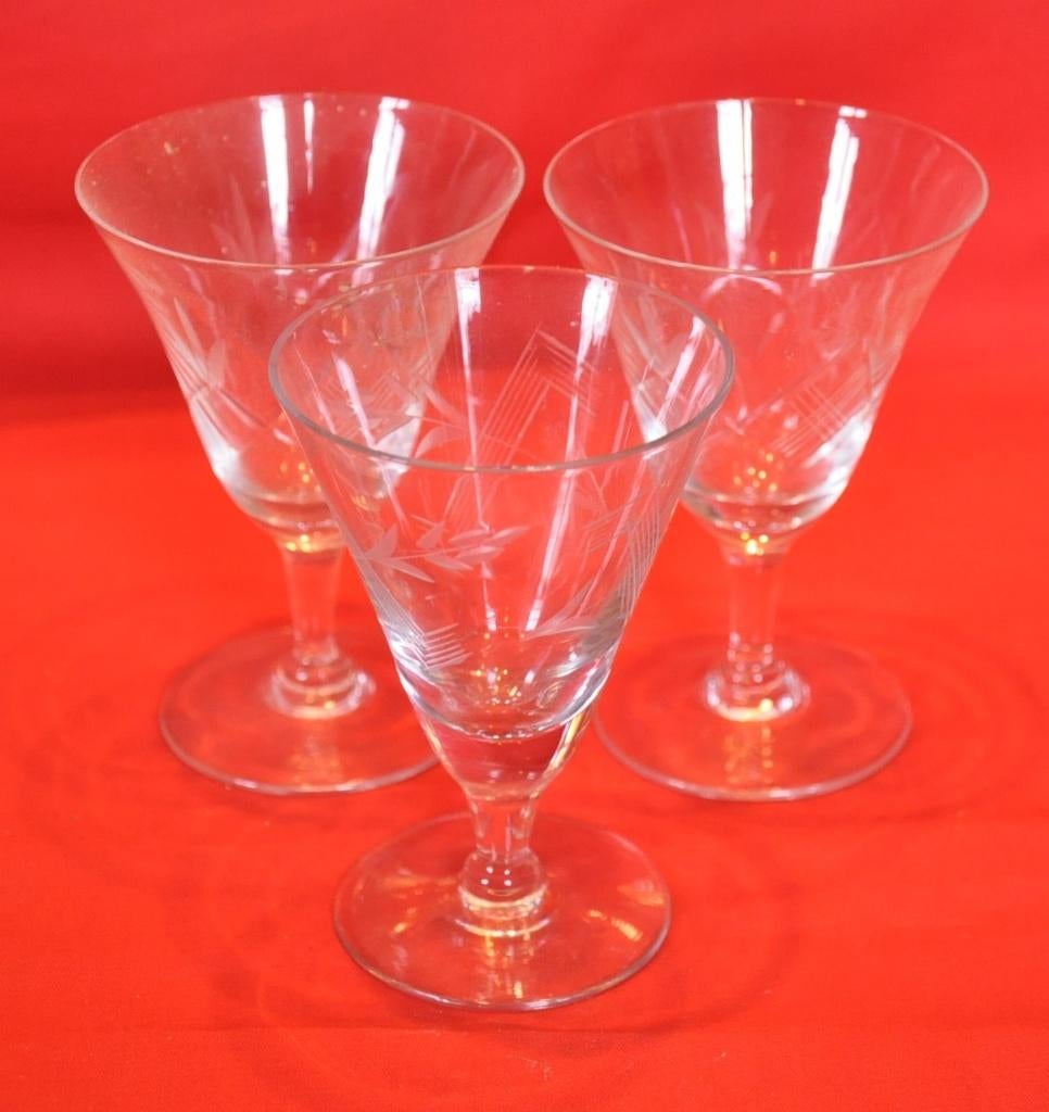3 verres aperitif evasé sur pied et taillé a la roue, Enlèvement ou Envoi