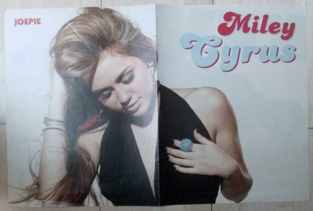 posters artiesten ( Miley Cyrys, Bruno Mars, Rihanna etc. ), Verzamelen, Ophalen of Verzenden