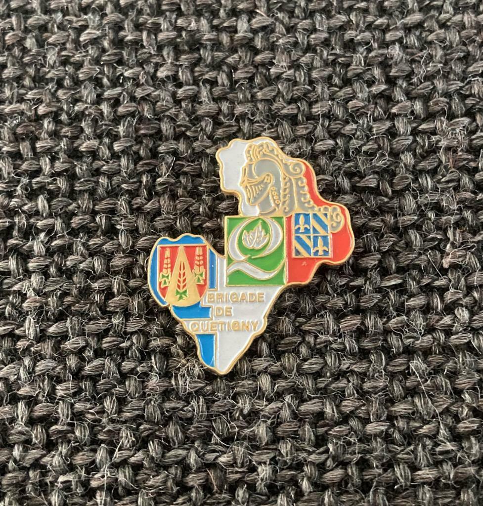 PIN - BRIGADE DE QUETIGNY - GENDARMERIE - POLICE, Verzenden, Gebruikt, Overige onderwerpen, Speldje of Pin