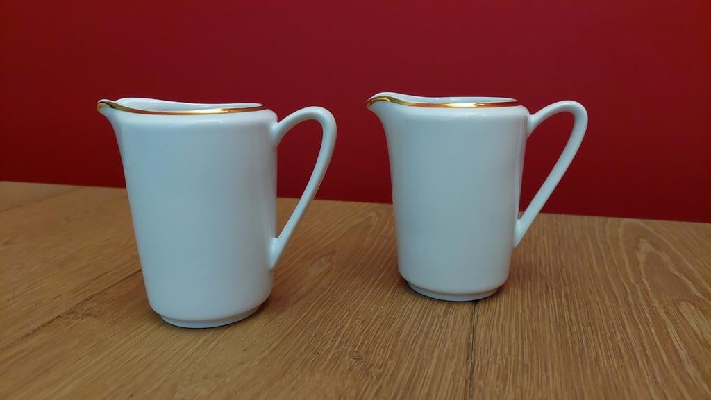 2 witte melkkannetjes met gouden rand - Kahla Konitz, Ophalen of Verzenden