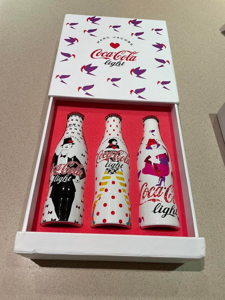 Box Coca-cola light Marc Jacobs met 3 aluminium gevulde fles, Collections, Enlèvement ou Envoi, Comme neuf