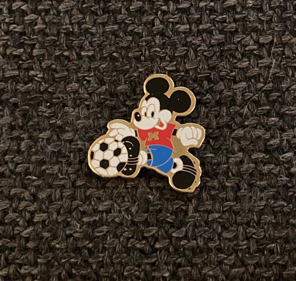 PIN - DISNEY - MICKEY MOUSE - FOOTBALL - VOETBAL, Envoi, Utilisé, Figurine, Insigne ou Pin's