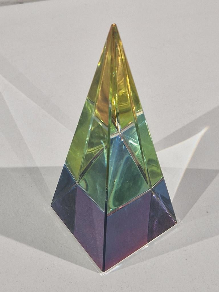 Kristallen piramide in klaar en regenboog kleuren , zie foto, Antiek en Kunst, Ophalen of Verzenden
