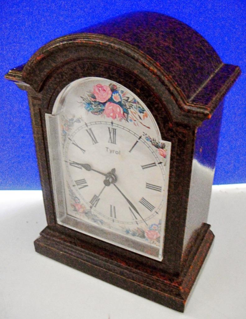 Horloge à quartz à poser Tyrol, plastique, chiffres romains, Enlèvement ou Envoi, Neuf, Horloge sur pied