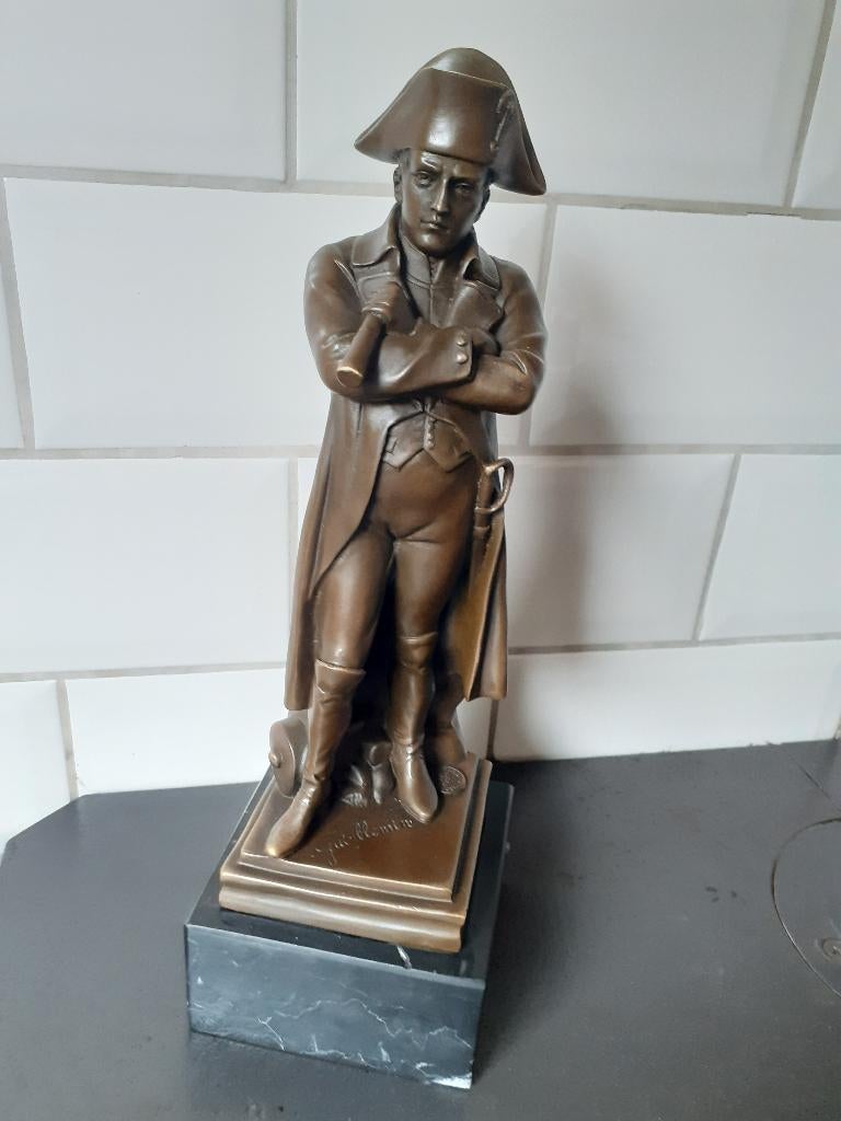 BRONZEN BEELD GESIGNEERD DOOR NAPOLEON OP MARMEREN SOKKEL, Ophalen of Verzenden, Brons