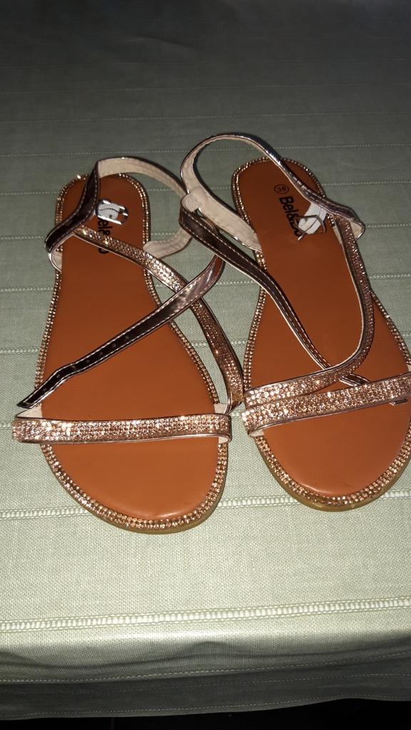 Teenslippers  goudkleurig maat 38, Ophalen