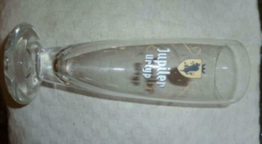 #K bier glas JUPILER URTYP " hoog ; smal model witte letters, Collections, Verres & Petits Verres, Neuf, Verre à bière, Enlèvement ou Envoi
