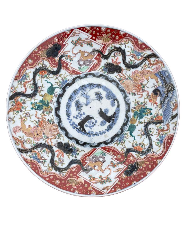 Grote Imari-schaal in Ko-Imari-stijl met shishi en bloemen
