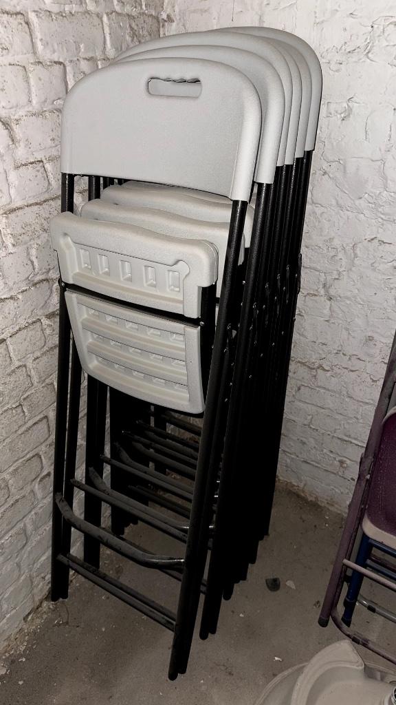 Tabouret de bar pliant blanc avec dossier et repose-pieds, Maison & Meubles, 5 tabourets ou plus, Enlèvement, Comme neuf, 60 à 90 cm