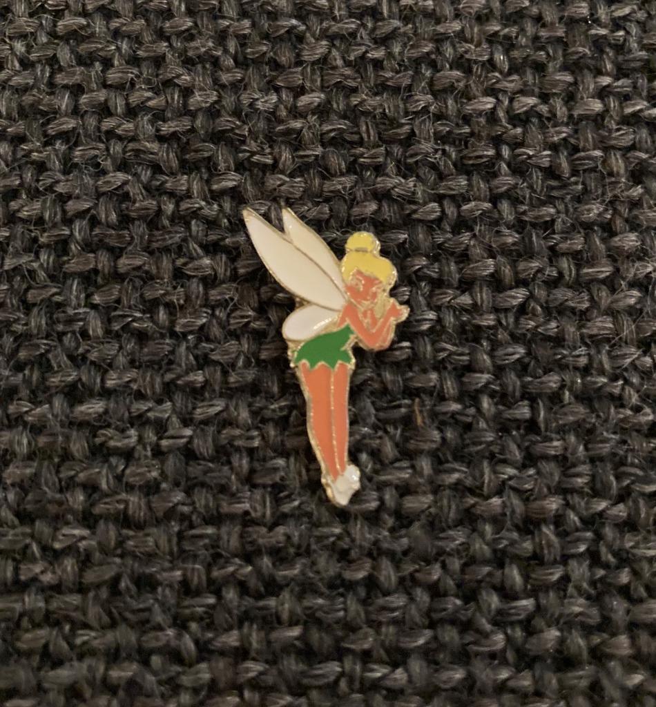PIN - TINKER BELL - TINKELBEL - CLOCHETTE - PETER PAN, Envoi, Utilisé, Figurine, Insigne ou Pin's