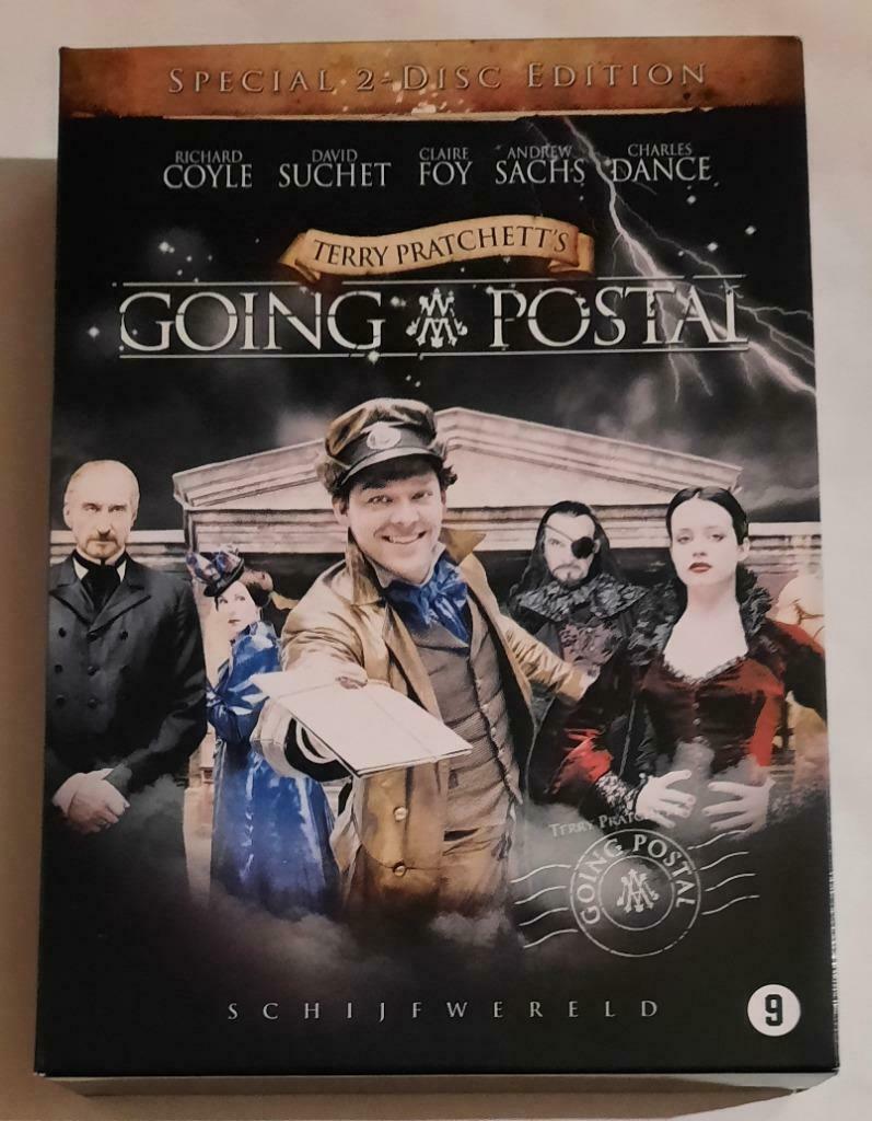 Terry Pratchett's Going Postal (2 DVD) comme neuf, À partir de 9 ans, Enlèvement ou Envoi, Comme neuf, Coffret