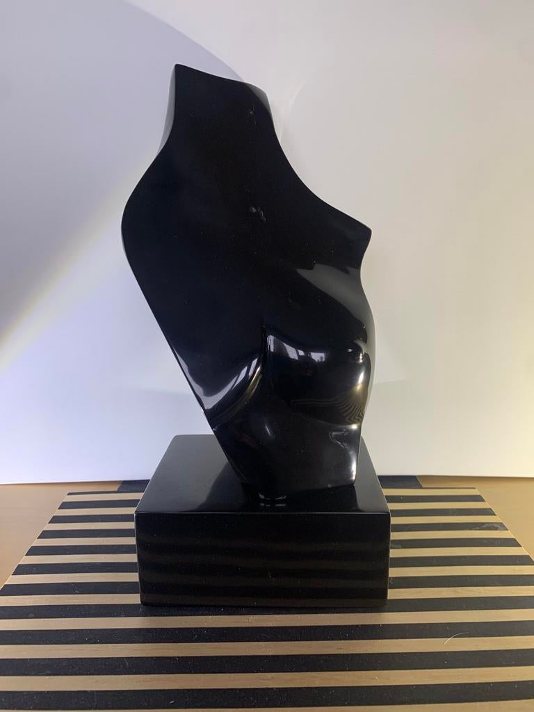 Kunst object bestaande uit zwart marmer van Mazy gepolijst, Ophalen