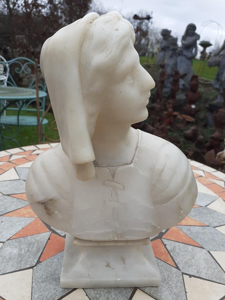 MARMEREN BUSTE GESIGNEERD OP EEN SOKKEL VAN EEN ELEGANTE, Antiek en Kunst, Ophalen of Verzenden