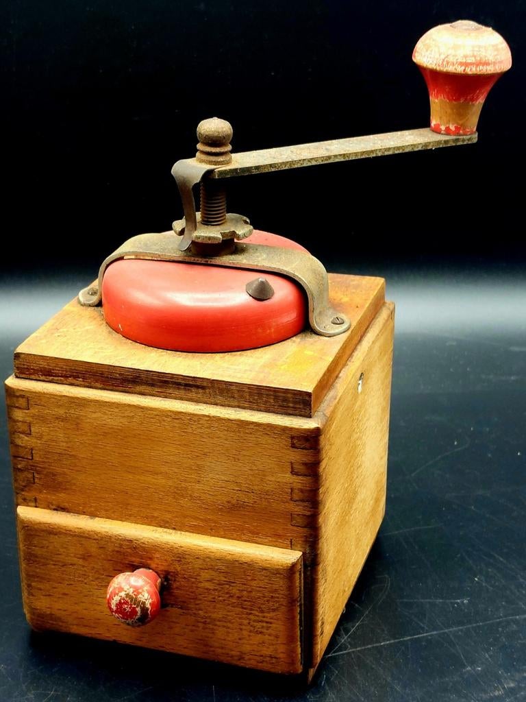 Oude houten koffiemolen, Ophalen