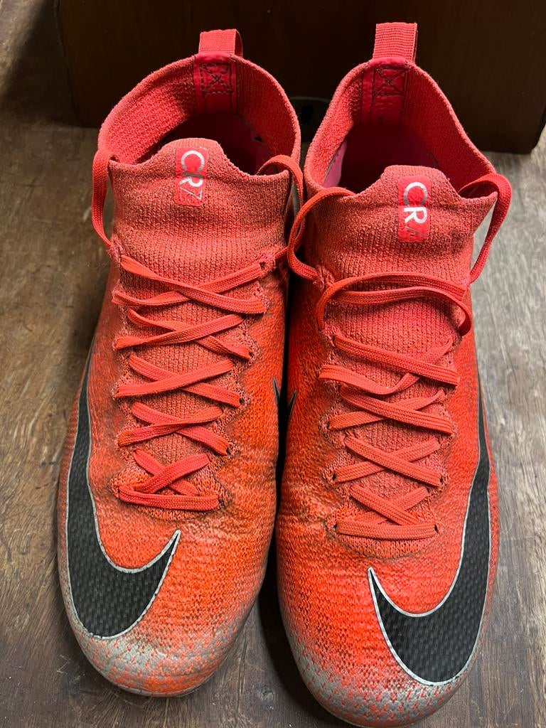 Chaussure de football Nike Flyknit taille 36,5 en bon état, Enlèvement ou Envoi, Utilisé