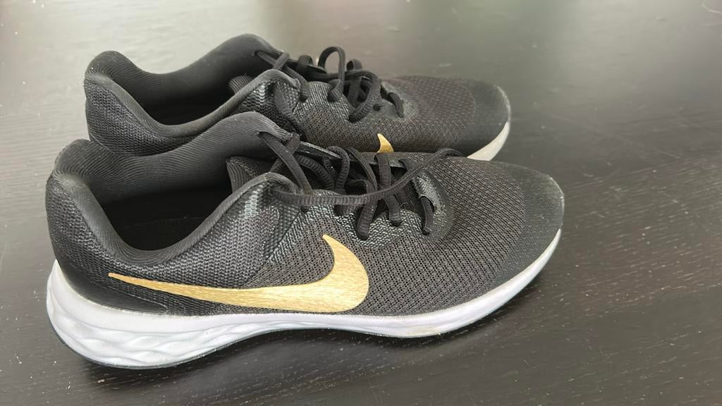 Chaussures de sport NIKE taille 38,5 - comme neuves, Sports & Fitness, Course, Jogging & Athlétisme, Course à pied, Nike, Chaussures de course à pied