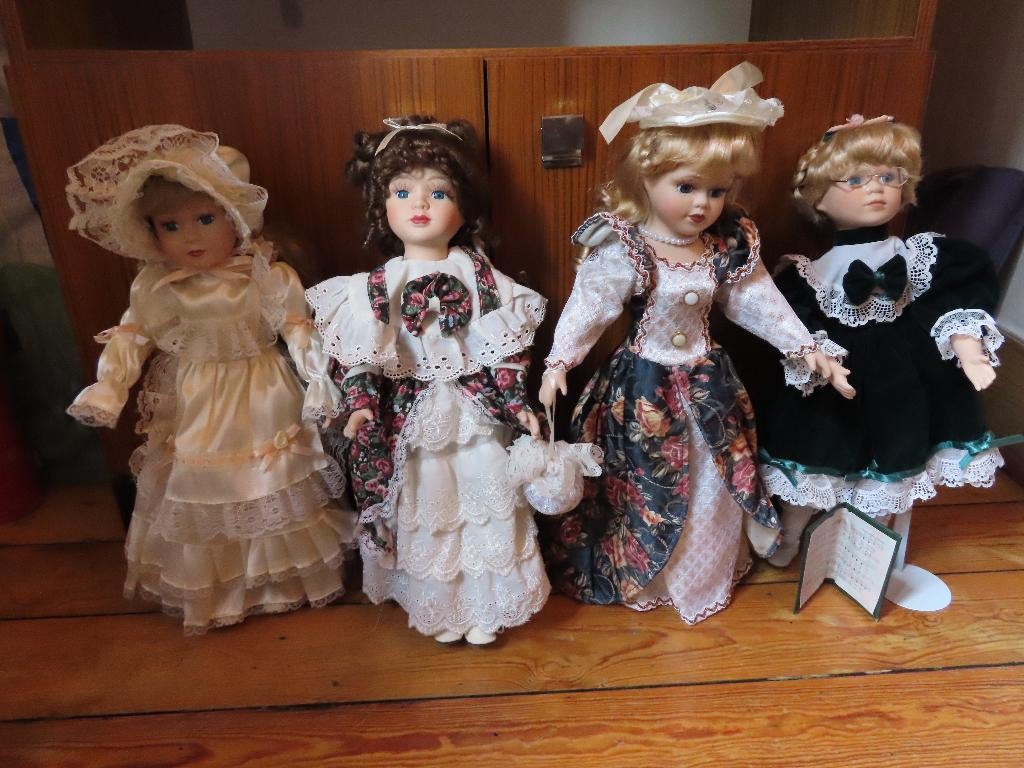 Lot de 4 poupées collection porcelaine 44cm haut, Collections, Poupées, Enlèvement ou Envoi, Comme neuf, Poupée
