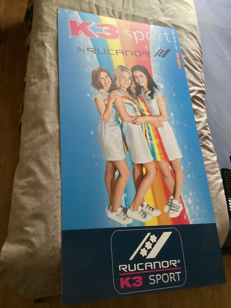 Kartonnen bord van de oude K3, Ophalen