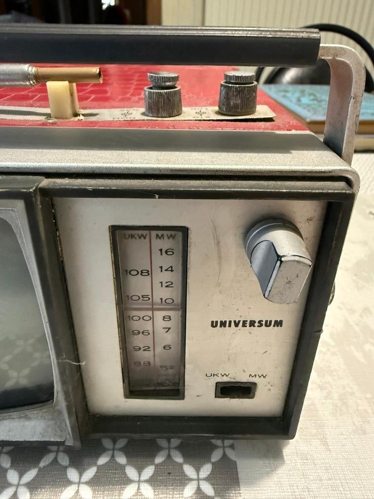 Radio-télévision à transistors Vintage Universe FK 100R, Antiquités & Art, Antiquités | TV & Hi-Fi, Enlèvement ou Envoi