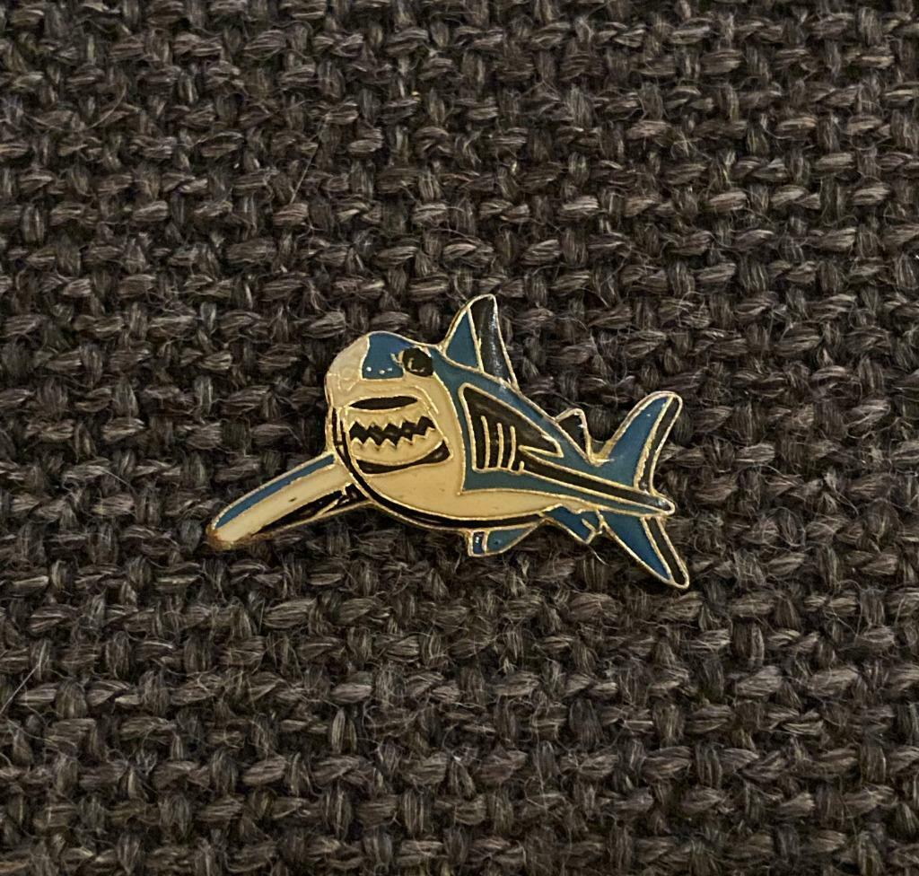 PIN - HAAI - SHARK - REQUIN, Envoi, Utilisé, Animal et Nature, Insigne ou Pin's