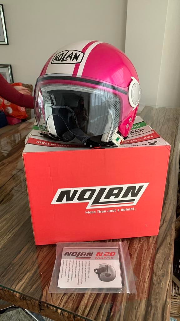 Helm voor op motor, Ophalen