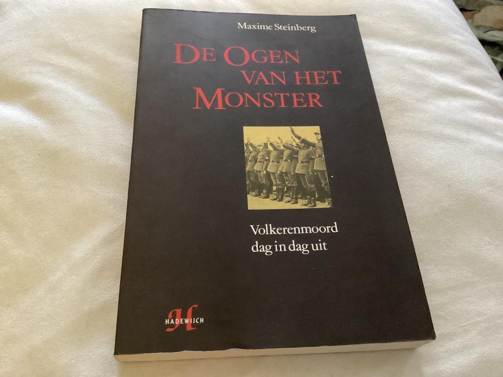De Ogen van het Monster - Volkerenmoord dag in dag uit, Boeken, Ophalen of Verzenden