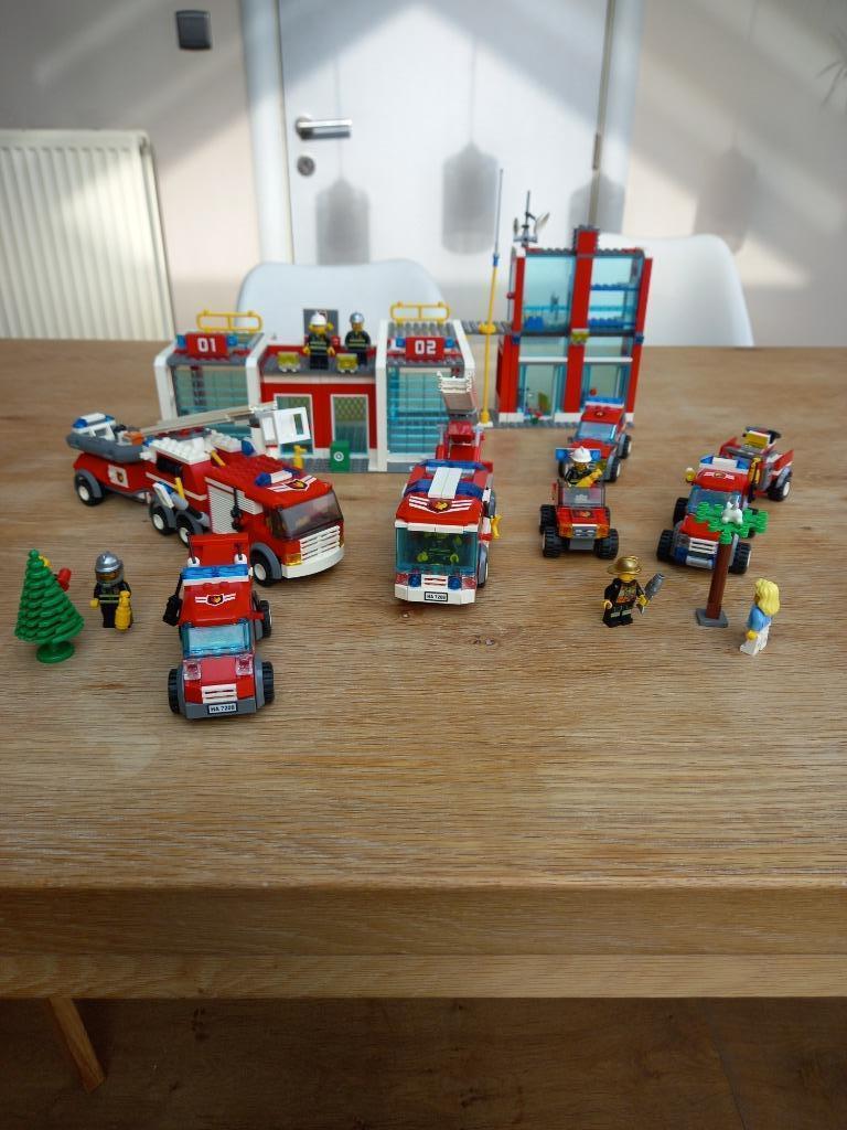 Lego brandweerkazerne 7208+extra sets brandweerwagens/autos, Kinderen en Baby's, Speelgoed | Duplo en Lego, Ophalen, Zo goed als nieuw