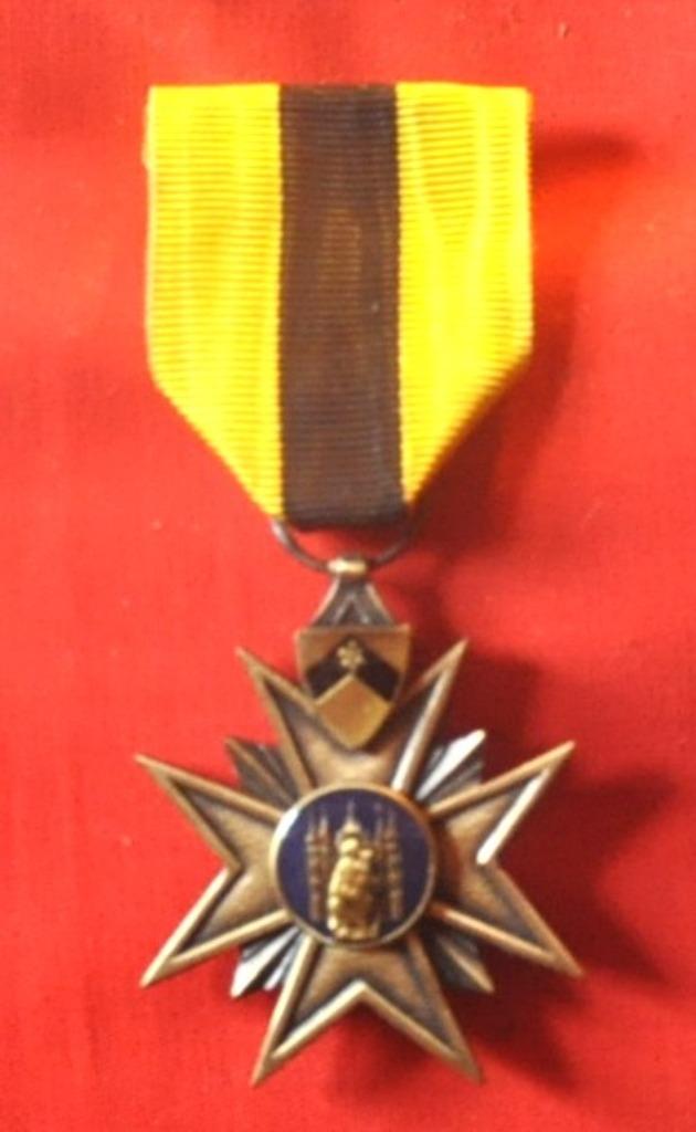 medaille religieuse croix du mérite diocésain tournai, Ophalen of Verzenden, Zo goed als nieuw, Overige typen, Christendom | Katholiek