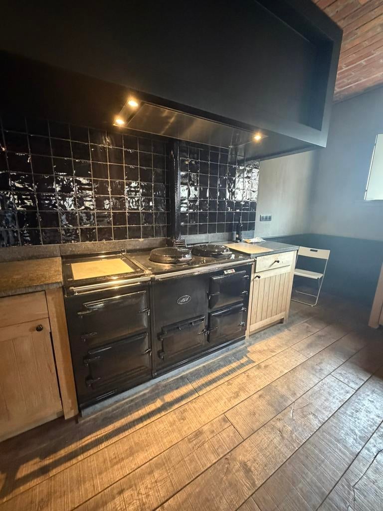 Te koop: Originele AGA oliegestookte cooker 2 ovens werkend, Enlèvement, Utilisé, Autres types, Autres matériaux