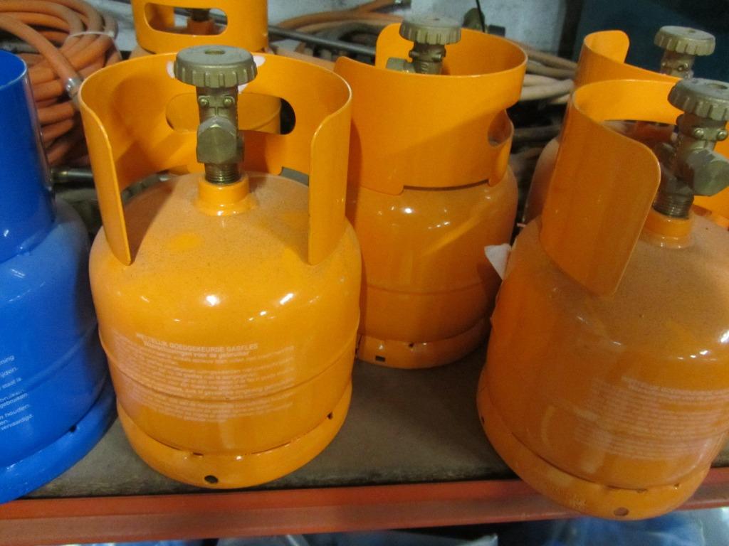 Goed gekeurde 2 kg Gasfles nieuw met kraan. € 42,50 excl., Bricolage & Construction, Tuiles & Revêtements de toit, Enlèvement ou Envoi