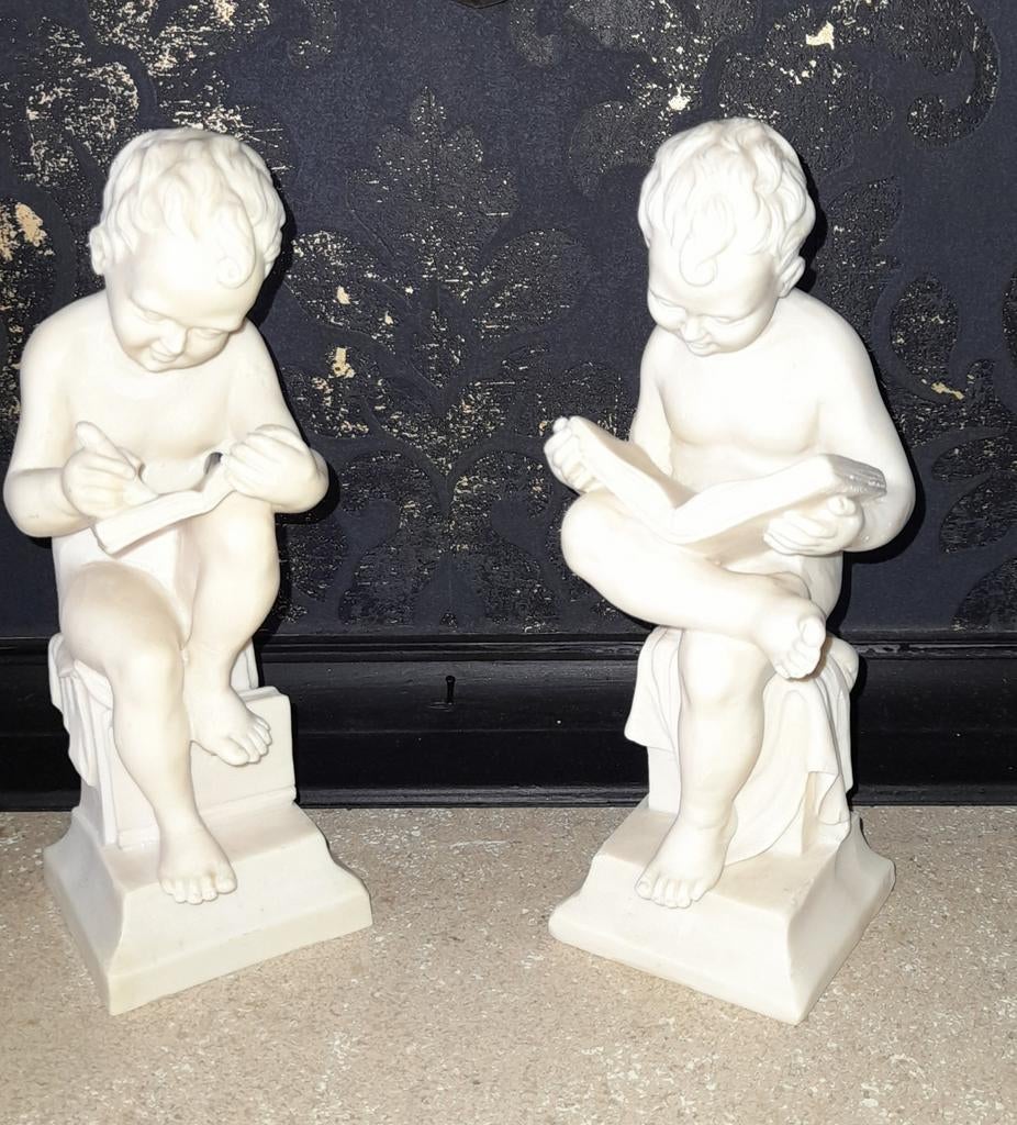 2 bijhorende beeldjes van lezend en schrijvende jongetjes., Ophalen