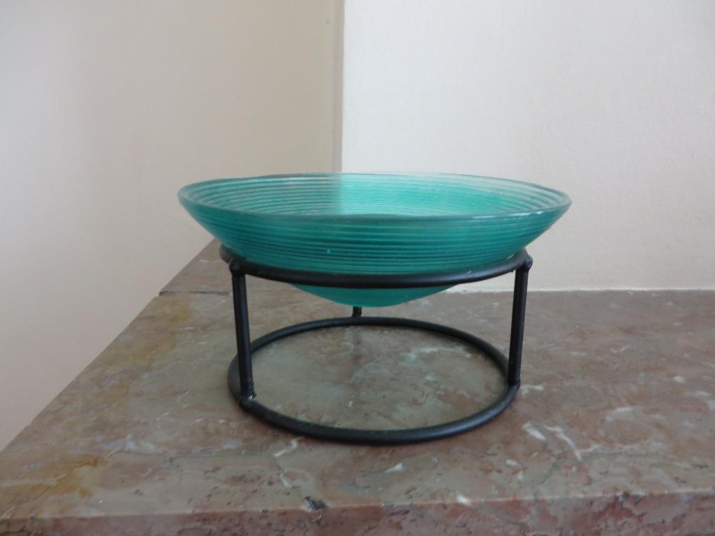bol en verre vert sur pied, Enlèvement, Balance