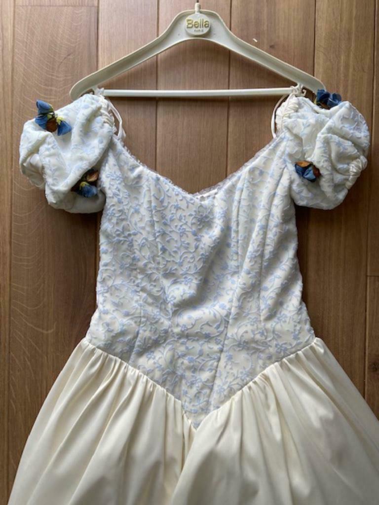 Robe de mariée avec fines broderies et jupon Taille S, Vêtements | Femmes, Comme neuf, Blanc, Clair de femme, Enlèvement