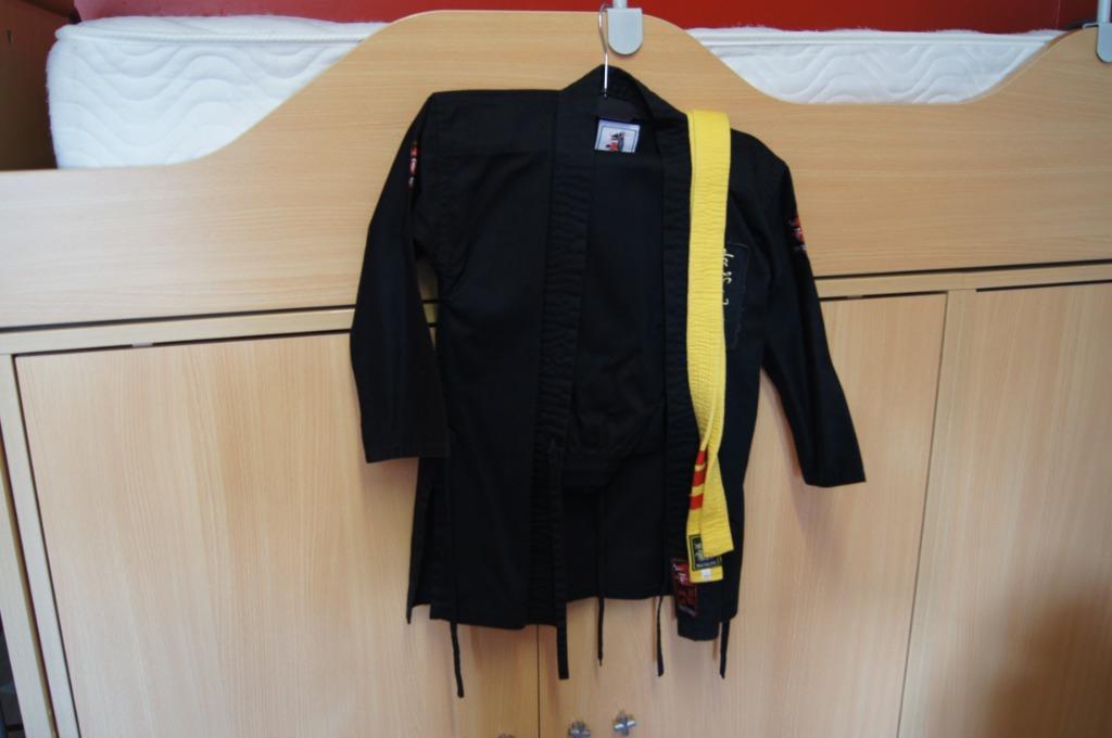 karate kempo pak zwart maat 130 matsuru, Sport en Fitness, Ophalen of Verzenden, Gebruikt, Karate, Vechtsportpak