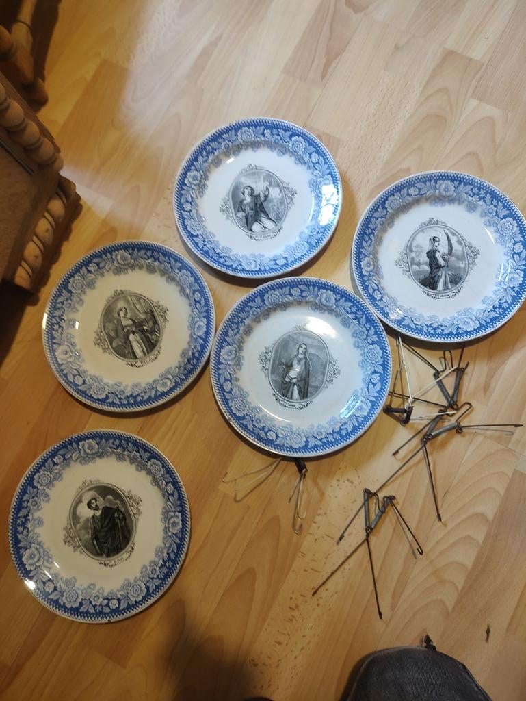 Set van 5 Boch Freres borden Blue met heiligen H Mouzin, Ophalen