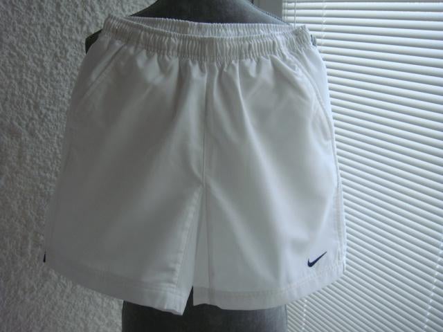 Short blanc. Marque "NIKE" 10 ans, Garçon, Comme neuf, NIKE"., Vêtements de sport ou Maillots de bain