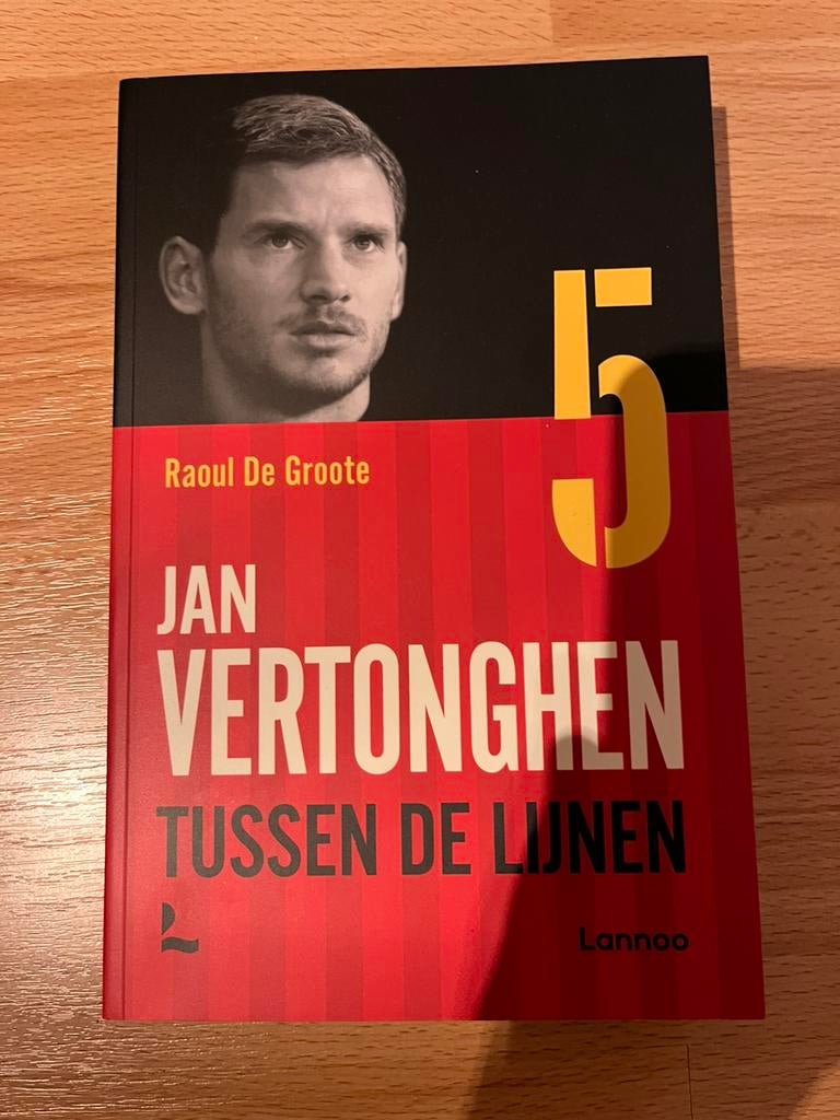 Tussen de lijnen - Jan Vertonghen, Ophalen of Verzenden, Zo goed als nieuw, Raoul De Groote