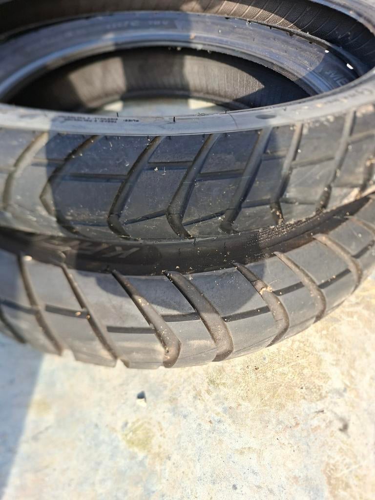 Motorbanden 150/70 R18 en 90/90-21 €180 of een goed bod, Motoren, Ophalen