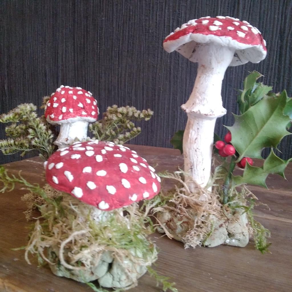 Prachtige set van 3 botanische paddenstoelen in klei., Antiek en Kunst, Verzenden