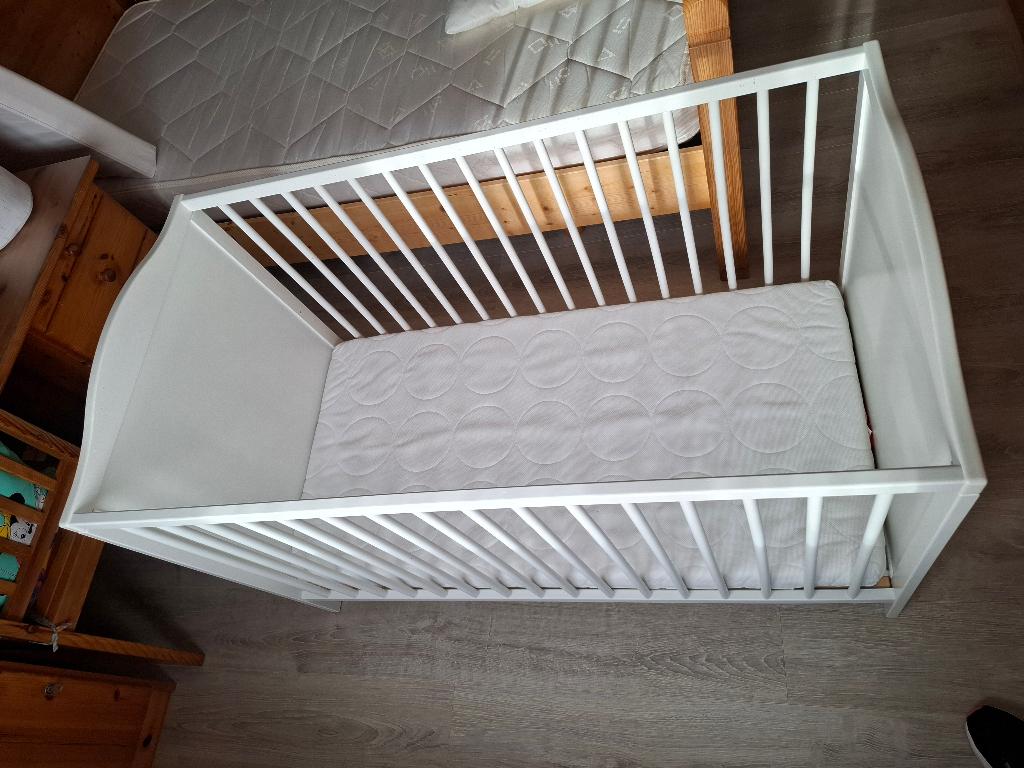 Lit pour bébé avec matelas, Ophalen, Gebruikt, Ledikant