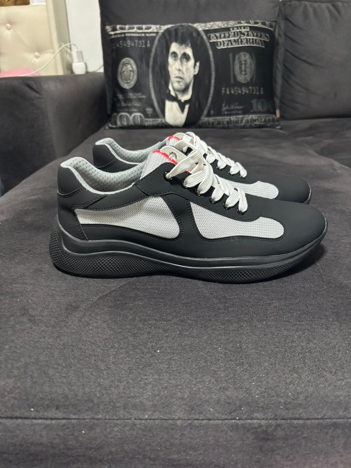 Gobelets Prada taille 44, Enlèvement ou Envoi, Comme neuf, Baskets, Noir