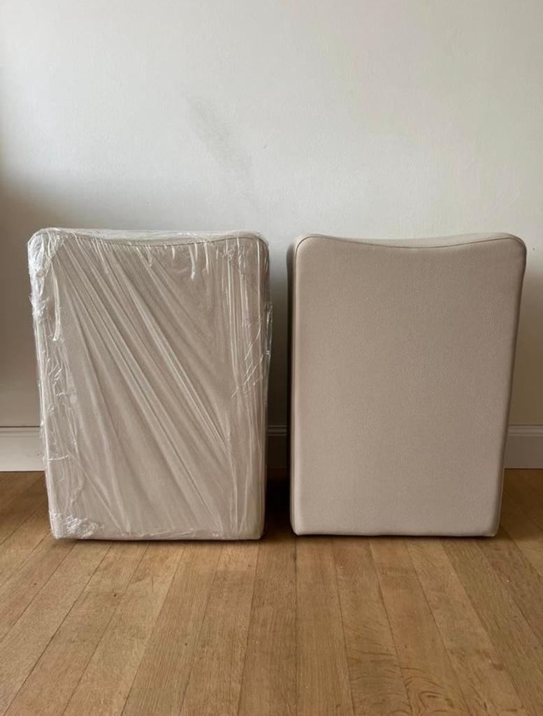 Twee beige poefjes, Huis en Inrichting, Zetels | Voetbanken en poefs, Zo goed als nieuw, Ophalen