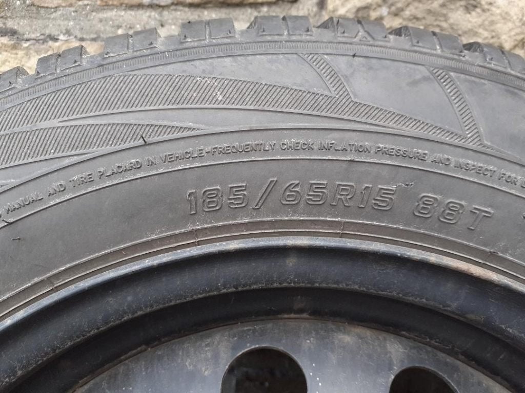 Pneus hiver, neige 185/65 R 15 88T sur jantes, auto, Autos : Pièces & Accessoires, Neuf, Pneus et Jantes, Pneus hiver, Enlèvement