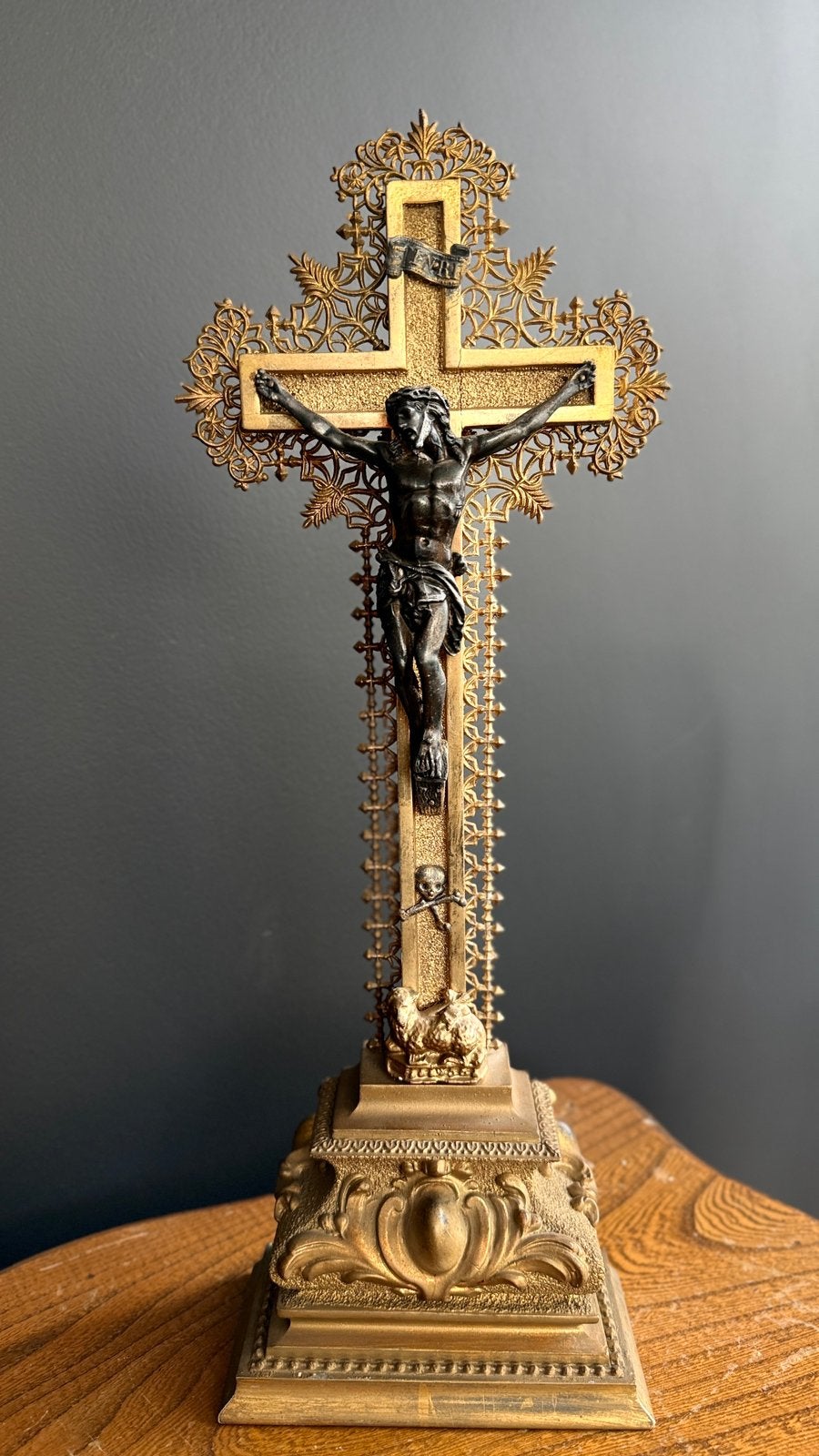 Antiek ogend kruisbeeld met Jezus – rijkelijk versierde voet, Antiek en Kunst, Ophalen of Verzenden