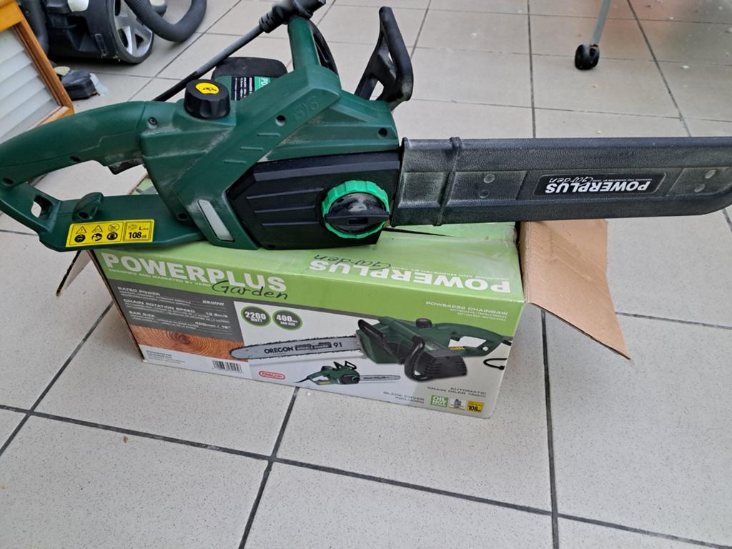 Electrische boomzaag met zaagblad 40cm. met bijhorende olie, Ophalen, Boomzaag