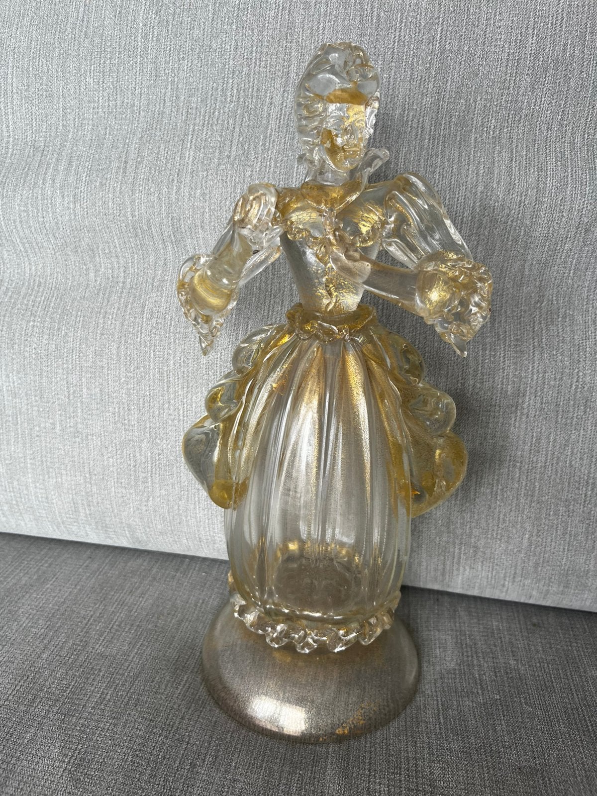 Figurine de marquise en verre de Murano, Enlèvement