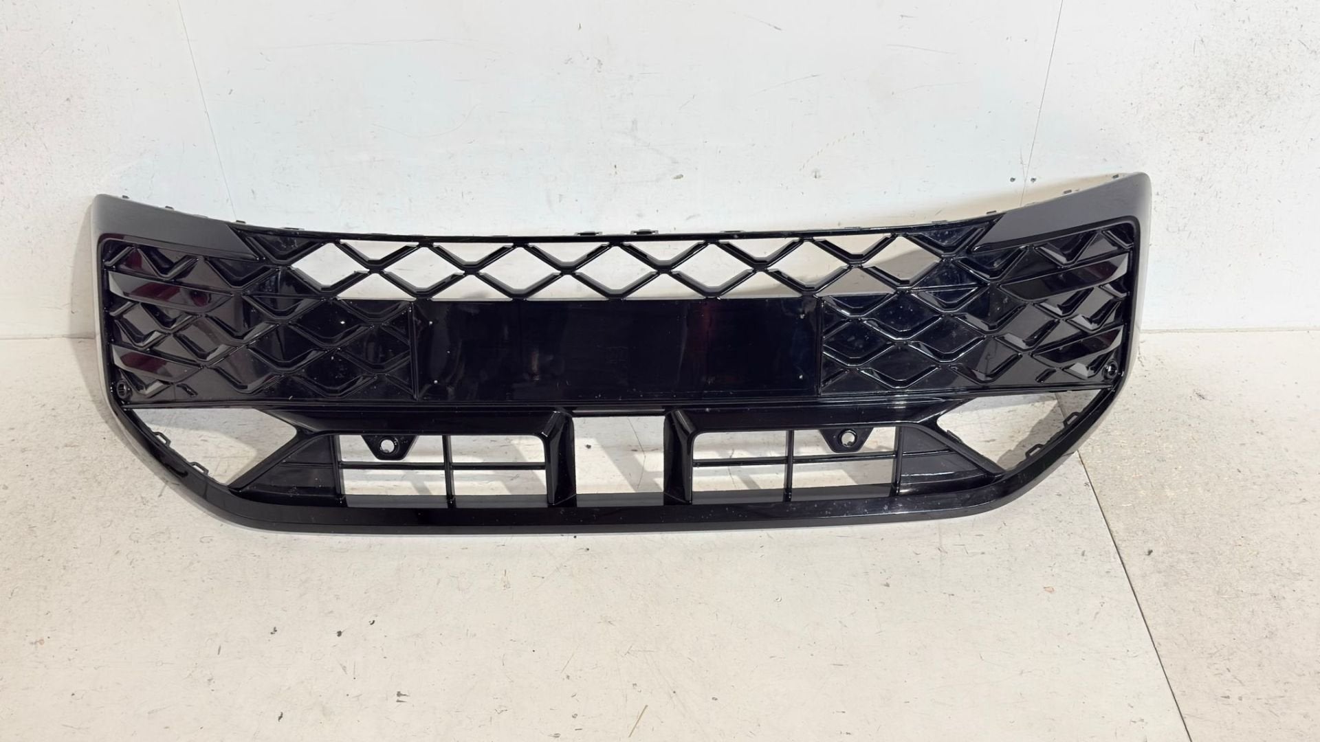 Volkswagen T-Roc II 2GV Grille 8V3807437F, Gebruikt, Volkswagen AG, Vw@volkswagen.de, Berliner Ring 2
38440  Wolfsburg, DE