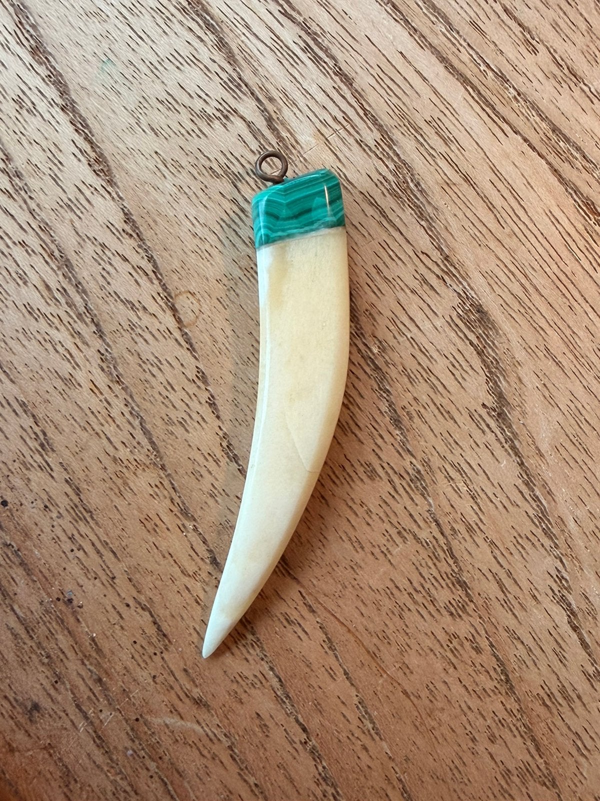 Vintage hanger tand met malachiet 01, Gebruikt, Overige voorstellingen, Beige, Ophalen of Verzenden