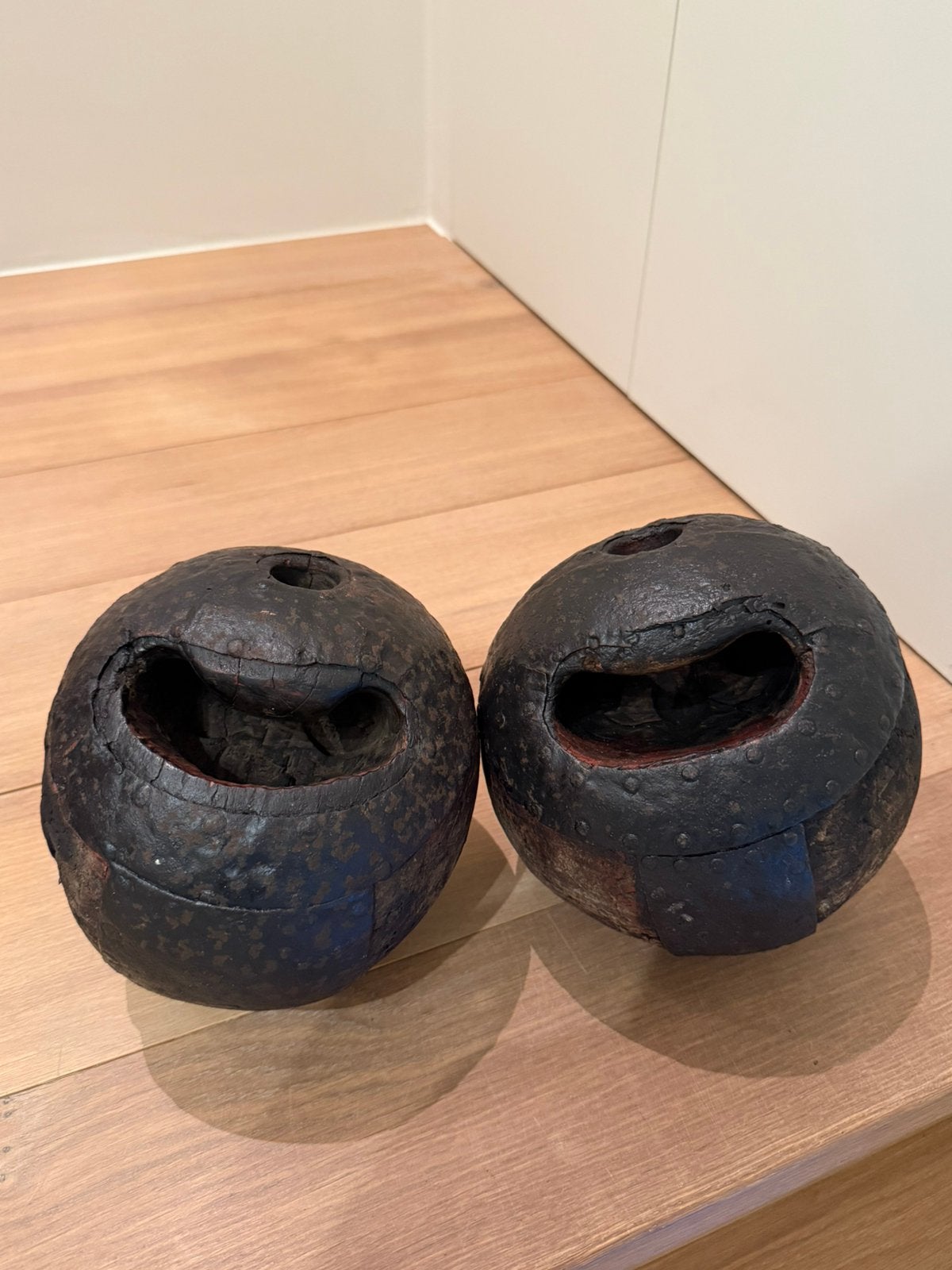 2 heel oude houten bowlingballen met ijzeren beslag, Ophalen of Verzenden