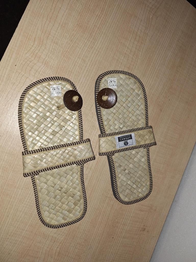 slippers uit Indonesie, Ophalen of Verzenden, Zo goed als nieuw, Slippers